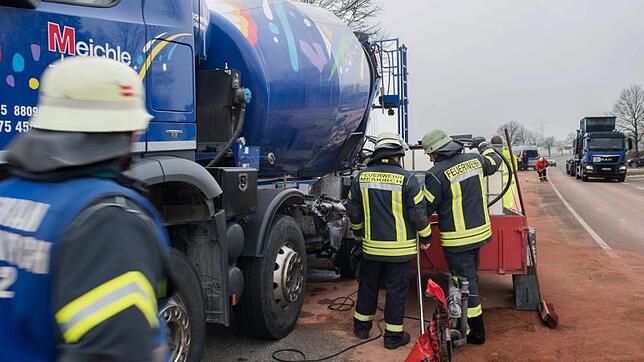 Die Feuerwehr ist an der Unfallstelle im Einsatz. Bild: Günther Brender