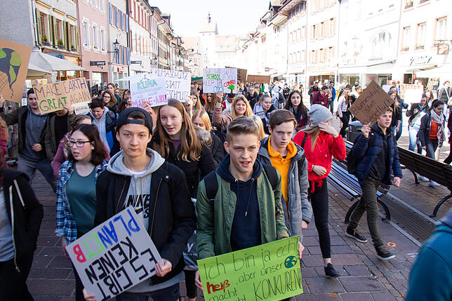 Waldshuter Schüler auf ihrem Marsch durch die Kaiserstraße mehr Verantwortungsbewusstsein in Sachen Klima.