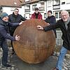Im Vergleich zur Sonne ist die Erde winzig. Das zeigen (von links) Schulleiter Tilo Weisner, Ortsvorsteher Michael Nachbaur, Gunar ...