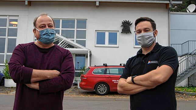 Karl Haller (links) und Oliver Venus nutzen den coronabedingten Teil-Lockdown, um Pläne für die Gockelwerkstatt und die künftige ...