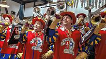 Einen mitreißenden musikalischen Auftritt legt der Fanfarenzug der Narrenzunft Bad Dürrheim beim Häsabstauben in der Zunftstube im ...