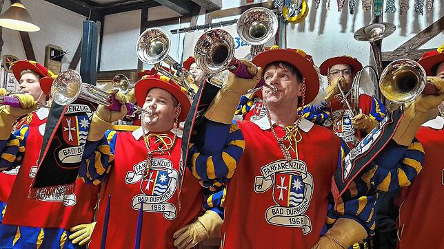 Einen mitreißenden musikalischen Auftritt legt der Fanfarenzug der Narrenzunft Bad Dürrheim beim Häsabstauben in der Zunftstube im ...