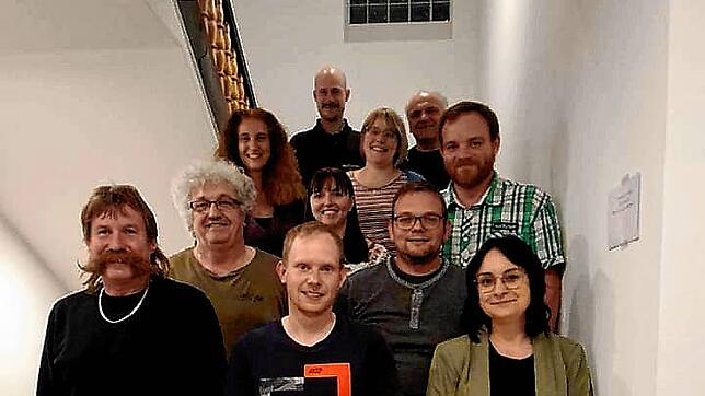Sie tragen Verantwortung im Musikverein (hintere zwei Reihen, von links): Sabine Vonnier, Simon Schober, Marina Abreder, Erwin Muffler, ...
