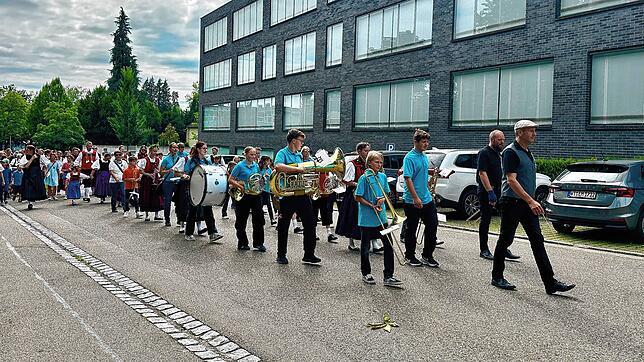 Das Jugendorchester Waldshut führt den Kinderumzug vom Stadtgarten in das Festzelt an.
