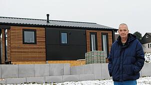 Ortsvorsteher Stefan Hofmann vor dem ersten Tiny Haus, das im Löffinger Stadtteil Dittishausen erbaut wurde. Zwei weitere Bauanträge für ...