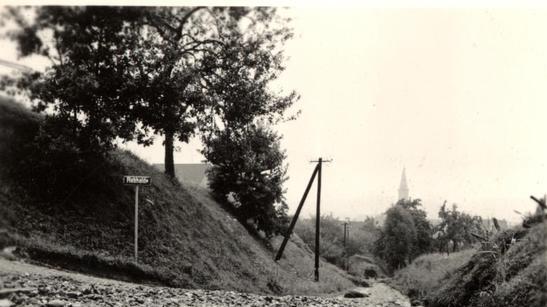 Die Bussenstraße in Höhe der Rebhalde gleicht einem Bachbett. Der Asphaltbelag ist verschwunden, der Kiesunterbau teilweise ...