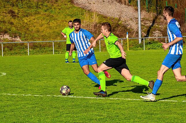 Bild 3: SV Karsau verteidigt die Tabellenspitze durch einen 4:2-Erfolg gegen Verfolger Spvgg. Wehr