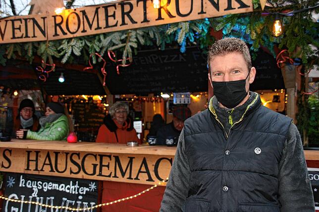 Emanuele Lungo konnte seinen Stand nur in der äußersten Ecke des Weihnachtsmarktes aufbauen, neben dem zweiten Eingang. Allerdings ...