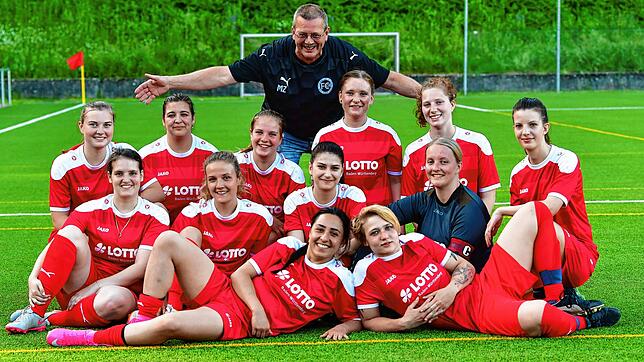 &bdquo;Alle meine Mädels&ldquo;: Michael Zehe trainierte bis vor wenigen Tagen die Fußballerinnen es FC 08 Bad Säckingen, gab das Amt ...