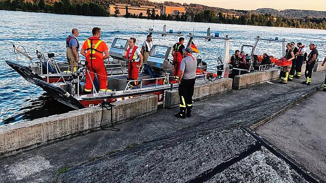 Rettungskräfte der Feuerwehr, der DLRG, des THW und des DRK waren an der Vermisstensuche beteiligt.