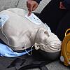 Vorführung eines Defibrillators in Bodman: Die Elektroden sind aufgeklebt und das Gerät misst, ob ein Kammerflimmern vorliegt. Der Defi ...