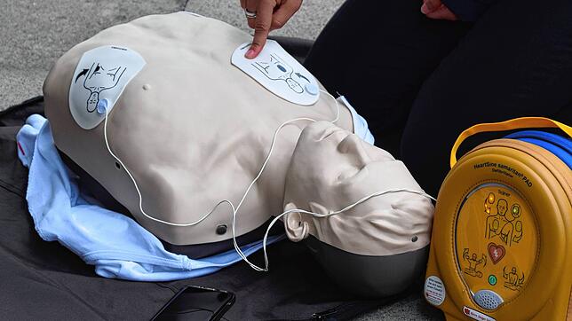 Vorführung eines Defibrillators in Bodman: Die Elektroden sind aufgeklebt und das Gerät misst, ob ein Kammerflimmern vorliegt. Der Defi ...