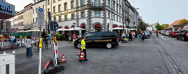 Händisch versetzen Verkehrskadetten die Pylonen, um Straßen, wie hier die Bahnhofstraße, für Autos abzuriegeln und nur jene ...