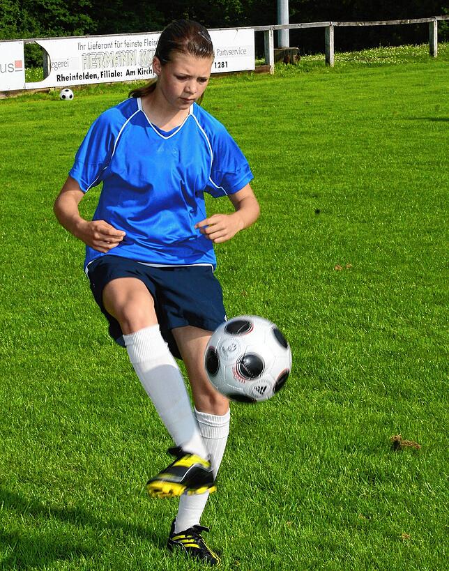 Ballgefühl: Im Sommer 2009 nahm Anna Butowski am Stützpunkttraining des Südbadischen Fußballverbands in Brennet teil.