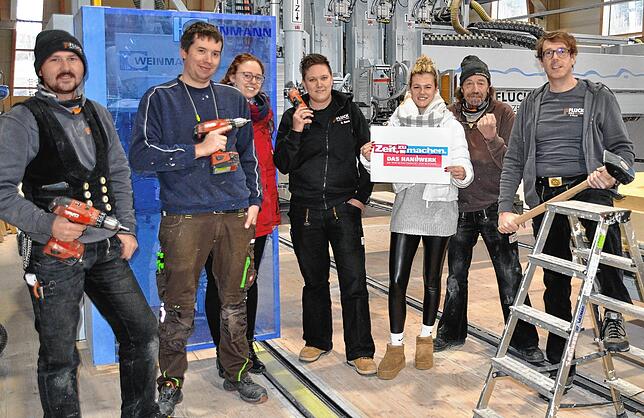 Mit einem gemeinsamen Protest macht Holzbau Fluck auf die Missstände im Handwerk aufmerksam (von links): Quirin Säger, Marc Steiner, ...