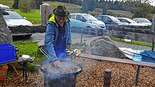 In gewohnt bewährter Manier röstet Josef Stricker hier wieder Kastanien über dem Feuer. Bild: Christiane Sahli