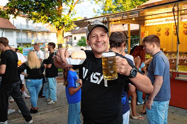 Bild 22: Feiern am Freitag in Dettingen – Hier gibt‘s die besten Bilder vom Dorffest