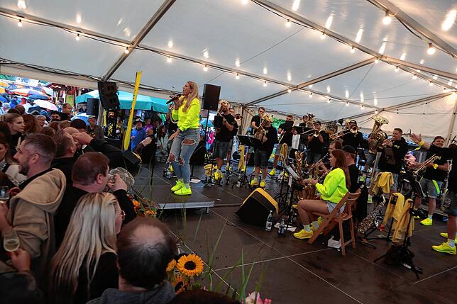 Bild 28: Ein Prosit der Gemütlichkeit! Fotos vom zweiten Abend beim Reichenauer Weinfest 2025