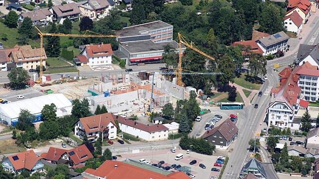 Der Neubau des Schmidt&lsquo;s Markts in Bonndorf kommt voran. Bis Ende August soll das Erdgeschoss betoniert sein. Die ...