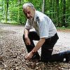 Im Friedinger Wald überprüft Kreisbrandmeister Andreas Egger das trockene Laub, um die Waldbrandgefahr auf diesem beliebten Spazierweg ...
