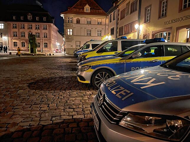 Polizisten kamen aus der Umgebung.