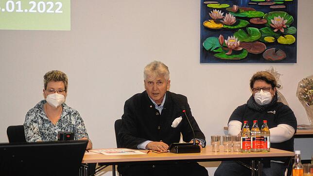 Sie zeigten die Entwicklung der Schule auf (v.l.): Helga Futterknecht (Kassiererin Trägerverein), Manfred Jüppner (Vorsitzender) und ...