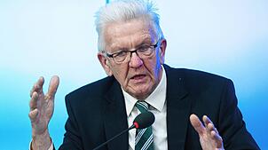 Winfried Kretschmann bei einer Regierungs-Pressekonferenz im Januar. In Sigmaringen versuchten Gegner der Corona-Maßnahmen nun, vor das ...