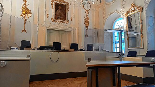 Unter Stuck und Goldverzierung wird im Sitzungssaal 44 verhandelt.