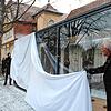 Bürgermeister Fritz Link (rechts) und der Königsfelder Künstler Jürgen Winckler enthüllen die Glasvitrine, in der sechs Kunstfiguren ...