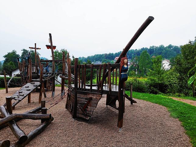 In Bräunlingen können die Kinder über ein Piratenschiff klettern.