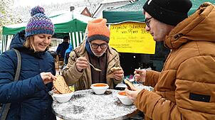 Die Familie Martina, Manfred und Dominik Fleig sind von der von Josef Beke zubereiteten Gulaschsuppe begeistert.