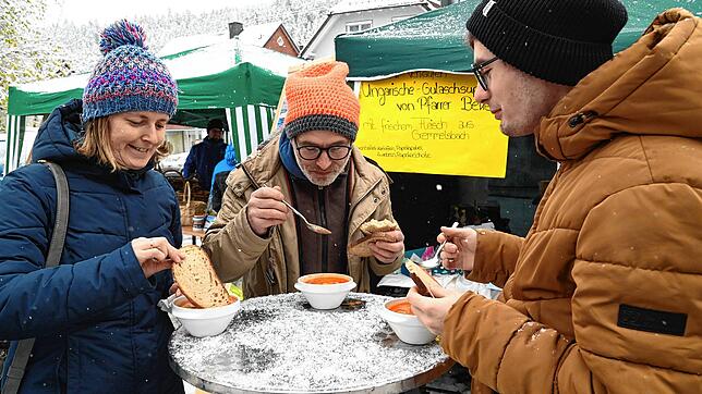 Die Familie Martina, Manfred und Dominik Fleig sind von der von Josef Beke zubereiteten Gulaschsuppe begeistert.