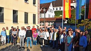 Vor dem Niedereschacher Rathaus entsteht dieses Gruppenfoto mit den Gästen aus der Partnergemeinde Arzúa. Fotos: Gerd Jerger