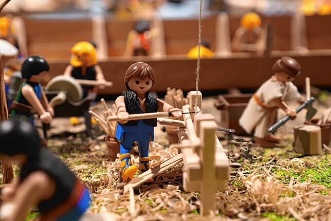 Bild 1: John Lennon auf der Insel Mainau? Und Soldaten bei SM-Spielchen? Über diese Details der Playmobil-Ausstellung im Archäologischen Landesmuseum können Eltern lachen
