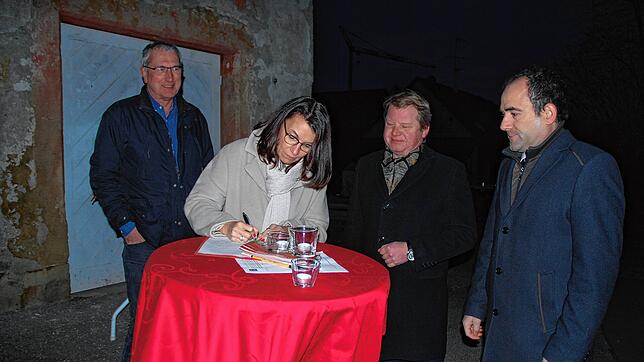 Die Staatsekretärin im Bundesinnenministerium Rita Schwarzelühr-Sutter beim Unterschreiben der Unterschriftenliste für das Projekt ...