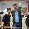 Bürgermeister Ralph Gerster mit den beiden Künstlerinnen Magdalena Oppelt (links) und Petra Harder vor zwei Skulpturen aus der Serie ...