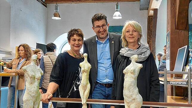 Bürgermeister Ralph Gerster mit den beiden Künstlerinnen Magdalena Oppelt (links) und Petra Harder vor zwei Skulpturen aus der Serie ...