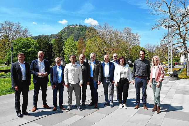 Gruppenbild mit Hausberg, Partnern und Veranstaltern des Hohentwiel-Festivals 2023 (von links): Sparkassen-Chef Alexander Endlich, ...
