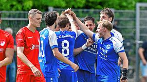 Der FC Radolfzell in den blauen Trikots jubelt über den 5:0-Sieg im Spitzenspiel beim FC Pfaffenweiler.