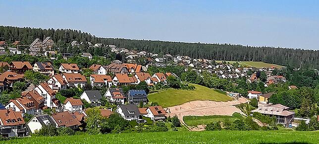 Blick ins Marbental in Unterkirnach: Hier machen sich bei der Bauplatzvergabe schon die steigenden Zinsen und höheren Baukosten ...