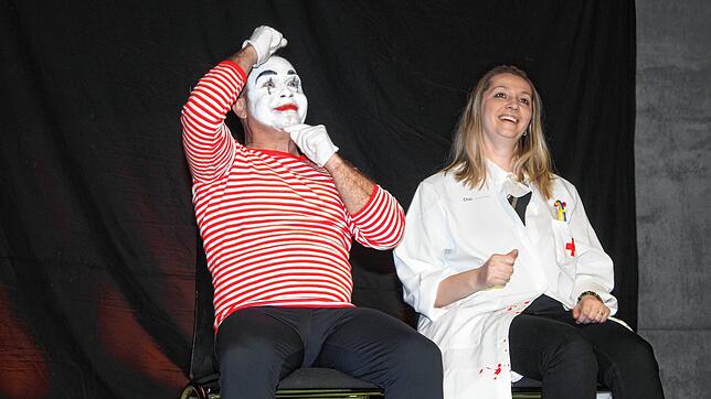 Mit einer fernsehreifen Pantomime überrascht Gregor Fischer Bürgermeisterin Marina Jung beim Bunten Abend der Burgwichtel. Bild: Herbert ...