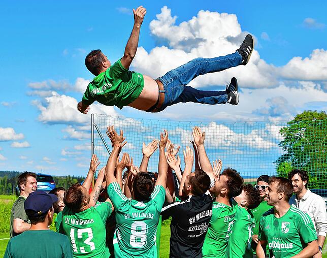 Flugeinlage: Trainer Oliver Baumgartner vom SV Waldhaus durfte sich den Dachsberg von oben anschauen.
