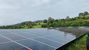 Auf Zimmerholzer Gemarkung könnte schon bald eine Freiflächensolaranlage wie hier im Beispiel einer Anlage in Radolfzell entstehen.