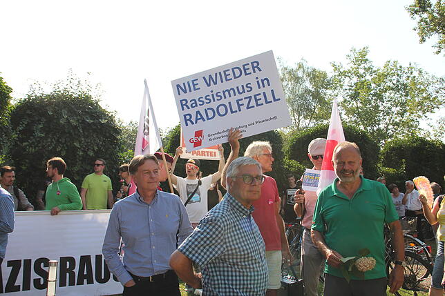Die Stadträte (von links) Siegfried Lehmann, Helmut Villinger und Hermann Leiz nahmen an der Mahnwache teil.