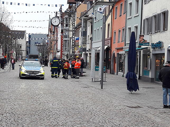 Der Umzug startet sogar fast pünktlich, um acht gehört die Straße allerdings noch einem Polizeiwagen.