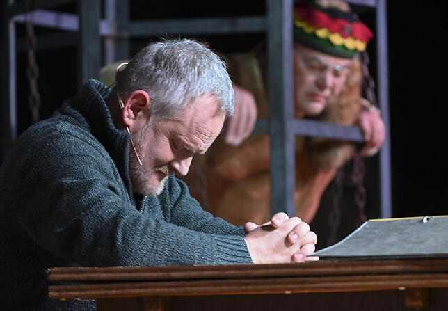 Was soll bloß mit diesem Mitarbeiter machen? ... als Martin Staab, im Hintergrund ist Baudezernatsleiter Thomas Nöken dargestellt.