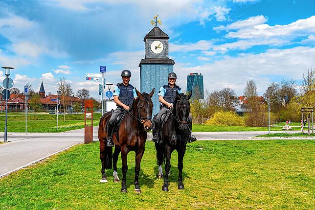 Kriminalhauptkommisar Henning Frank mit Wallach &bdquo;Stratego&ldquo; (links) und Polizeihauptmeister Christian Schwabe mit Wallach ...