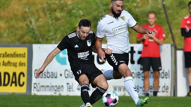 Nicht zu stoppen: Der Rheinfelder Jason Cerimi (rechts) &ndash; hier im Zweikampf mit Matthias Dold &ndash; erzielte im Landesliga-Derby ...