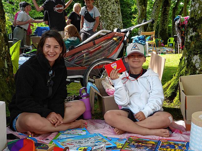 Lukas (rechts) schüttelt beim Kinderflohmarkt seinen Geldbeutel. „Ich habe schon was eingenommen“, freut er sich. Und seine Mama ist ...