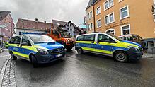 Zwei Polizeiautos und ein Räumfahrzeug der Technischen Dienste versperren die Zufahrt zur Oberstadt. Die Sicherheitskräfte haben am ...